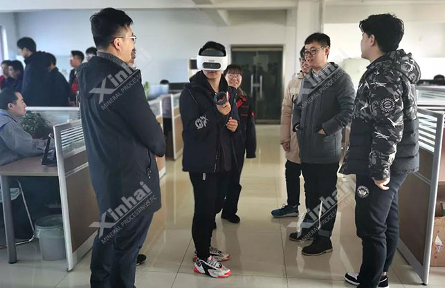 中國礦業大學學生正在通過VR體驗3D設計展示